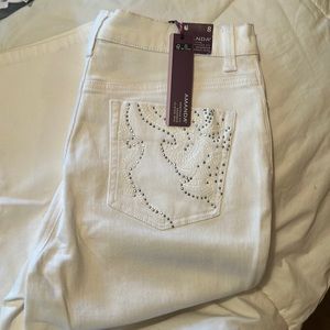 NWT heritage fit . skimmer classic rise .sz8 Amanda  shorts. White G V